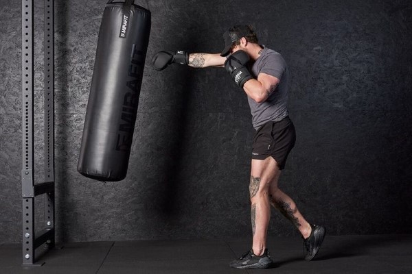 Bao cát là dụng cụ hỗ trợ rất hiệu quả cho việc tập luyện boxing