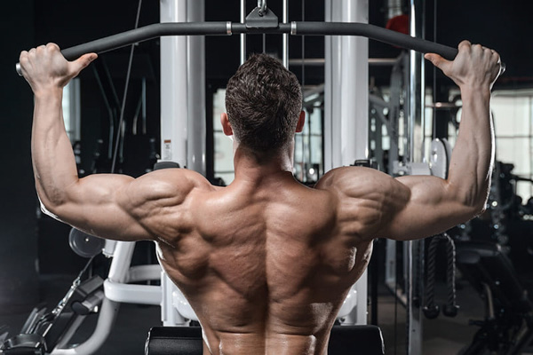 Tập lưng và tay bằng Lat Pulldown