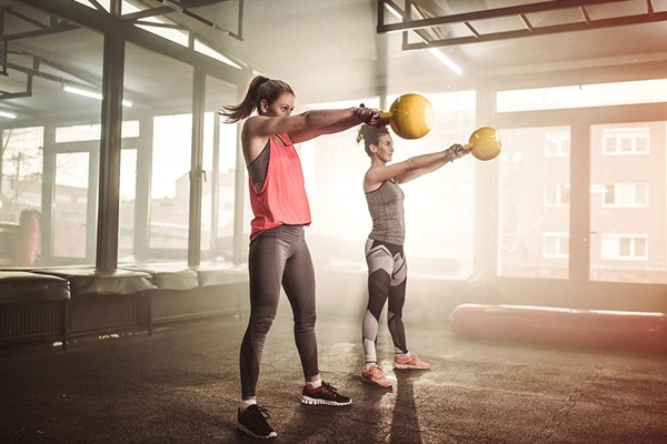 Kettlebell Swings (Đung đưa tạ ấm)