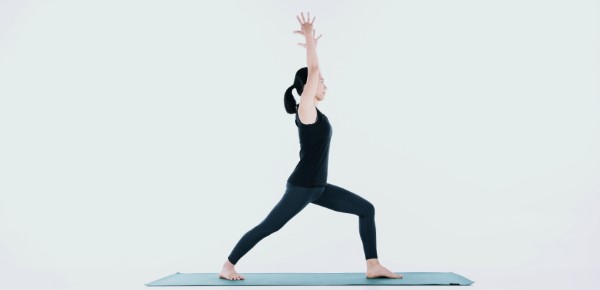 Tư thế chiến binh 1 (Virabhadrasana I) - Bài tập yoga giảm mỡ bụng cho người mới tập