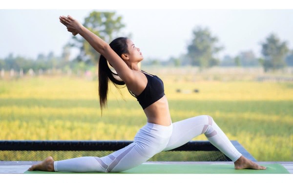 Yoga giúp tăng cường độ linh hoạt của cơ thể thông qua các động tác kéo giãn và uốn cong.