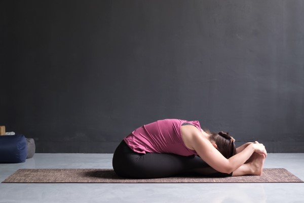 Tư thế xoạc chân (Seated Forward Bend - Paschimottanasana)