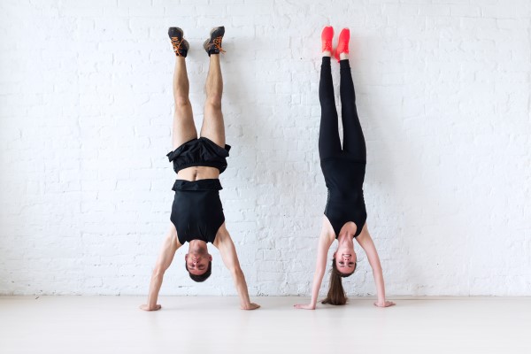 Tư thế đứng trên tay (Handstand - Adho Mukha Vrksasana)