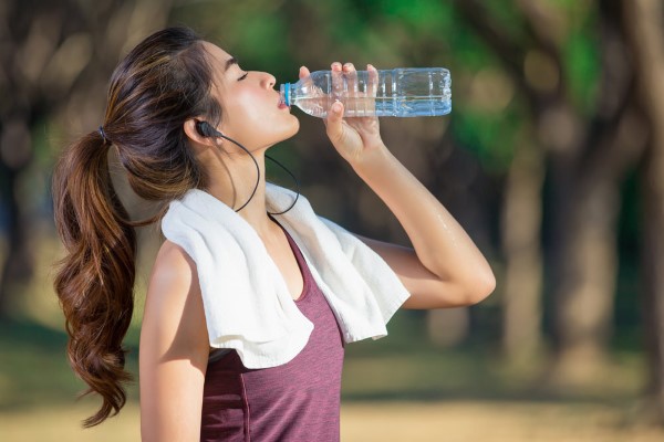 Uống nhiều nước trong ngày cũng là cách giảm mỡ bụng trong 1 đêm hiệu quả