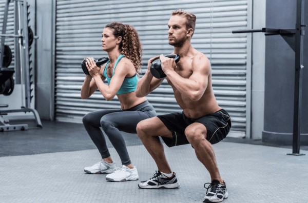 Squat là một bài tập có cường độ cao, đòi hỏi sự tham gia của nhiều nhóm cơ lớn trong cơ thể.