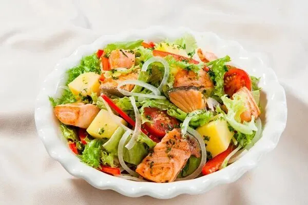 Salad cá hồi cho bữa trưa