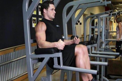 Knee/Hip Raise On Parallel Bars dễ dàng thực hiện hơn so với Hanging Leg Raises