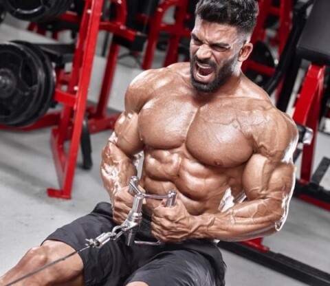 Ngồi bên thiết bị gym – pose "chờ đợi" táo bạo