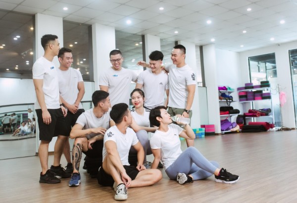 Các mẫu pose kết hợp cơ thể và tương tác nhóm Các mẫu pose kết hợp cơ thể và tương tác nhóm
