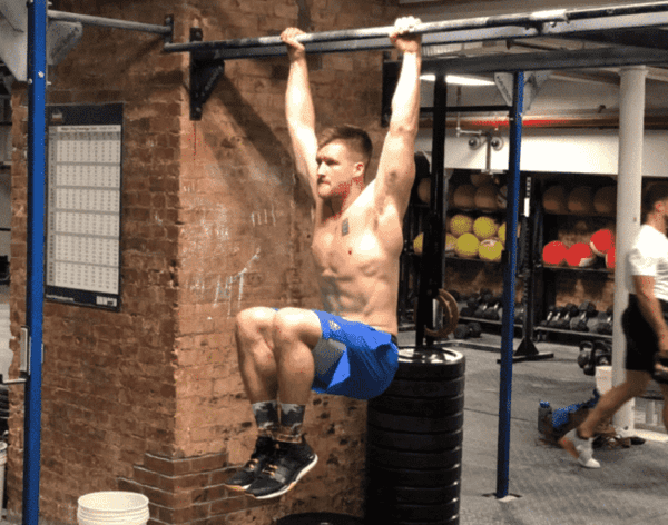 Treo người gập liên sườn (Hanging Side Crunches)