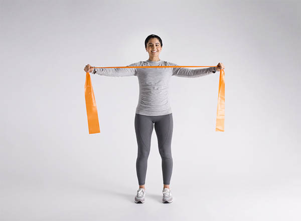 Khởi động và kéo giãn cơ vai với Band Pull-Aparts Khởi động và kéo giãn cơ vai với Band Pull-Aparts