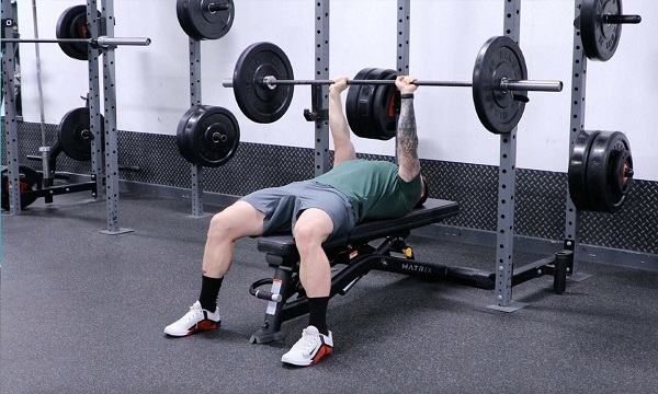 Các lưu ý về an toàn và phòng tránh chấn thương khi tập Bench Press