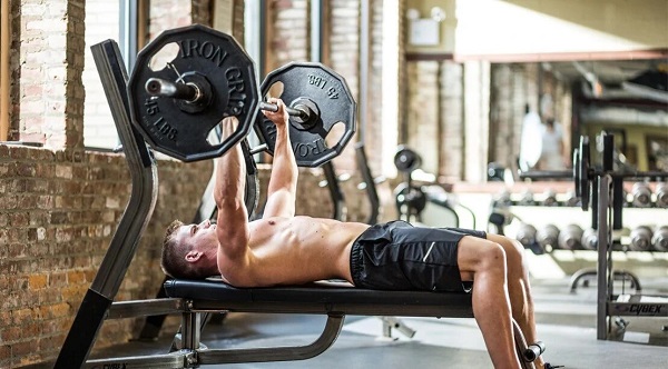 Bench press là bài tập compound (đa khớp)