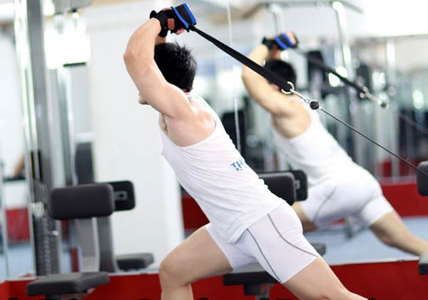 Overhead Cable Tricep Extension (Duỗi tay sau qua đầu) Overhead Cable Tricep Extension (Duỗi tay sau qua đầu)